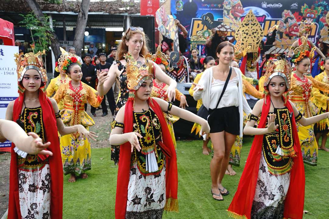 Sejumlah wisatawan manca negara ikut menari di acara Festival Padang Ulanan (Foto : Humas Pemkab Banyuwangi )