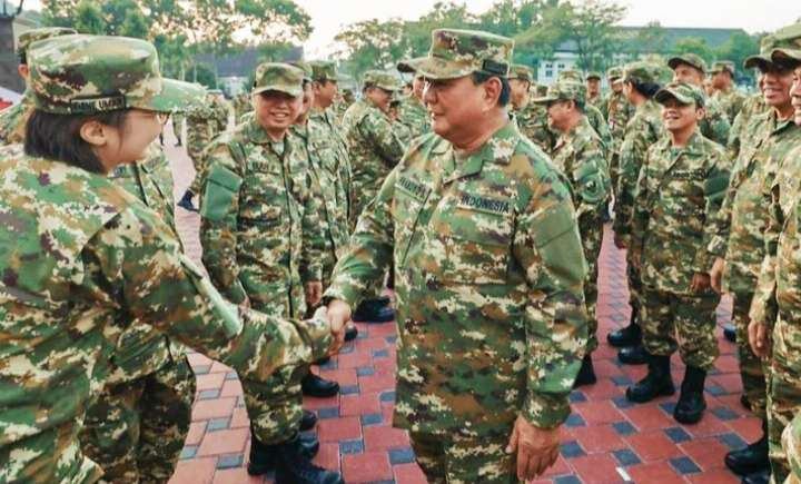 Presiden Prabowo Subianto menyalami Anggota Kabinet Merah Putih setelah upacara pembukaan. (Foto: Setpres)