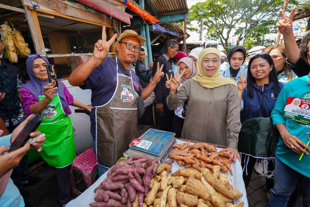 Calon Gubernur Jawa Timur Nomor Urut 2 Khofifah Indar Parawansa blusukan ke Pasar Blimbing Malang, Jumat 25 Oktober 2024. (Foto: Istimewa)