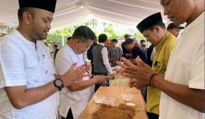 Puluhan Aparatur Sipil Negara (ASN) Pemkab Bondowoso meramaikan lomba ngelinting rokok dalam rangkaian FKTN Bondowoso 2024 di Alun-alun RBA Ki Ronggo Bondowoso. (Foto: Humas Dispertapang Bondowoso)