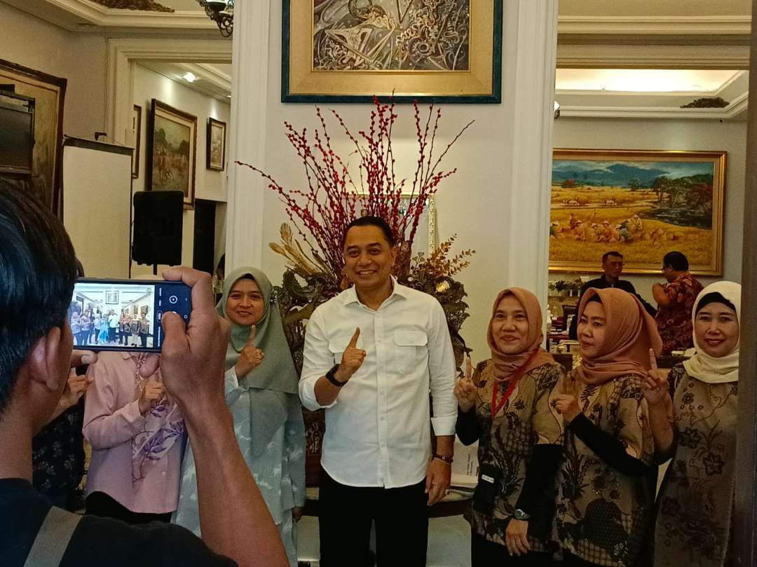 Calon Walikota Surabaya sekaligus petahana Eri Cahyadi saat berfoto, usai ramah-tamah sekaligus pertemuan tertutup dengan para anggota DPRD Kota Surabaya, Jumat 25 Oktober 2024. (Foto: Julianus Palermo/Ngopibareng.id)