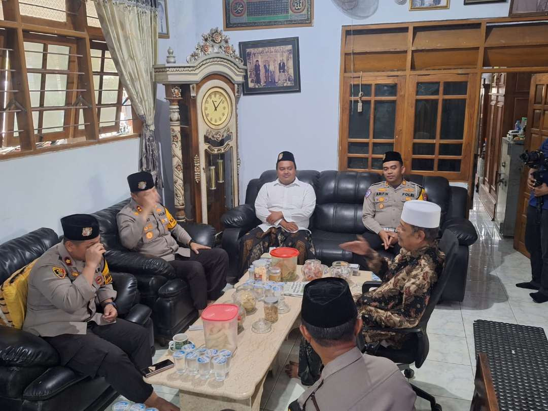 Kapolres Lamongan, AKBP Bobby Adimas Condroputra, bertemu Pengasuh Pondok Pesantren Sunan Drajat, Kecamatan Paciran, Kiai Abdul Ghofur. (Foto: Istimewa)