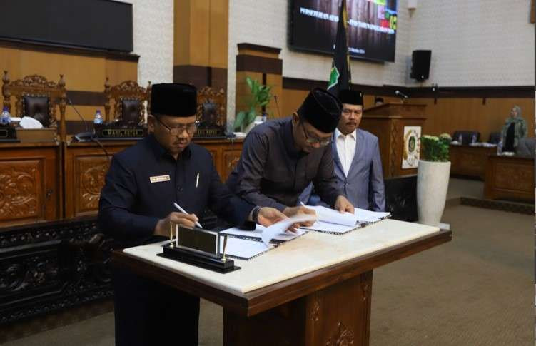 Plt. Bupati Banyuwangi Sugirah dan Ketua DPRD Banyuwangi I Made Cahyana Negara menandatangani KUA PPAS tahun 2025 (Foto: istimewa)