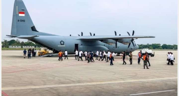 Naik pesawat Hercules merupakan pengalaman baru bagi Menteri Kabinet Merah Putih. (Foto: Setpres RI)