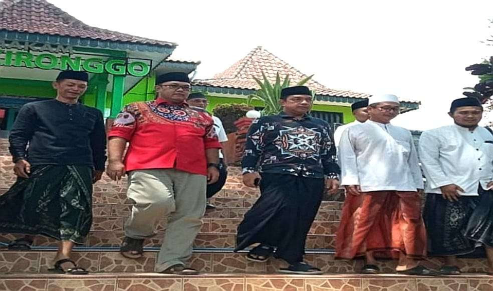 Gus Hans (tengah), cawagub nomor urut 3 Pilkada Jatim 2024 usai nyekar makam RBA Ki Ronggo pembabat Kabupaten Bondowoso. (Foto: Humas PDIP Bondowoso)