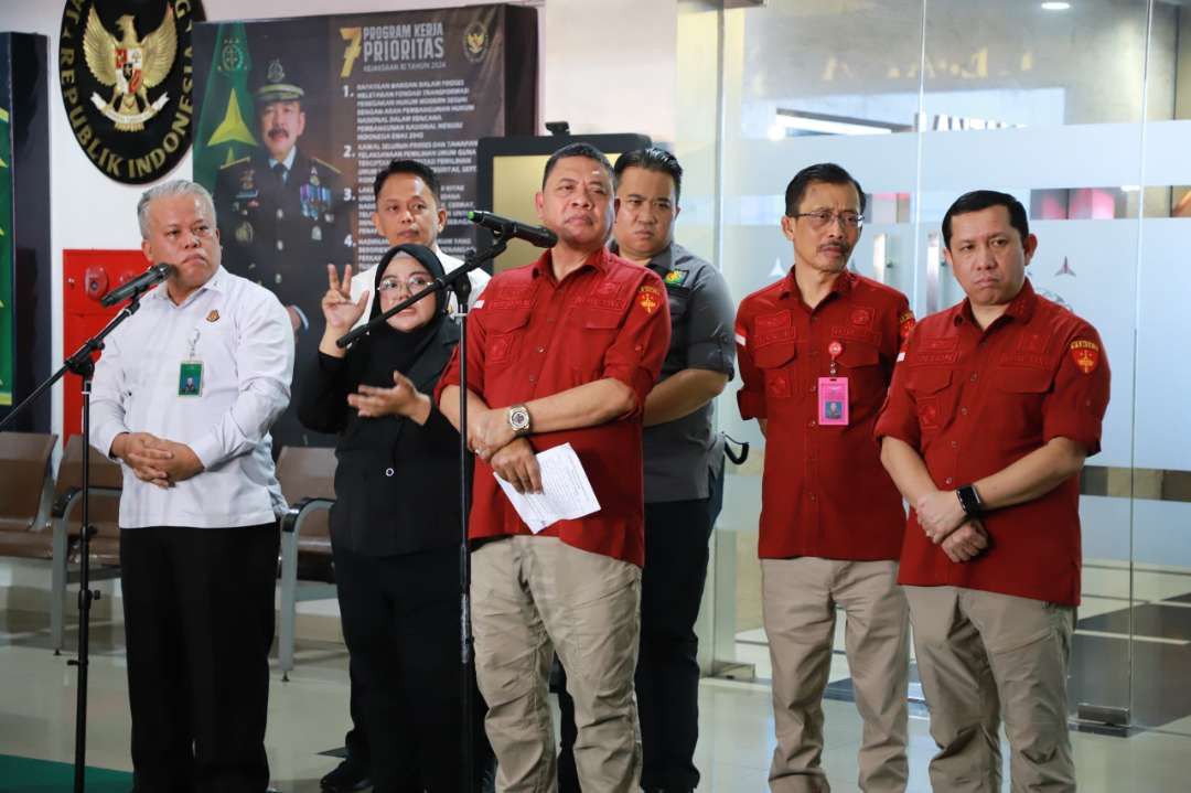 Tim dari Jampidsus Kejaksaan Agung memberikan keterangan pers terkait penangkapan tiga oknum hakim dan satu pengacara pada Kamis 24 Oktober 2024. (Foto: dok. kejaksaan)