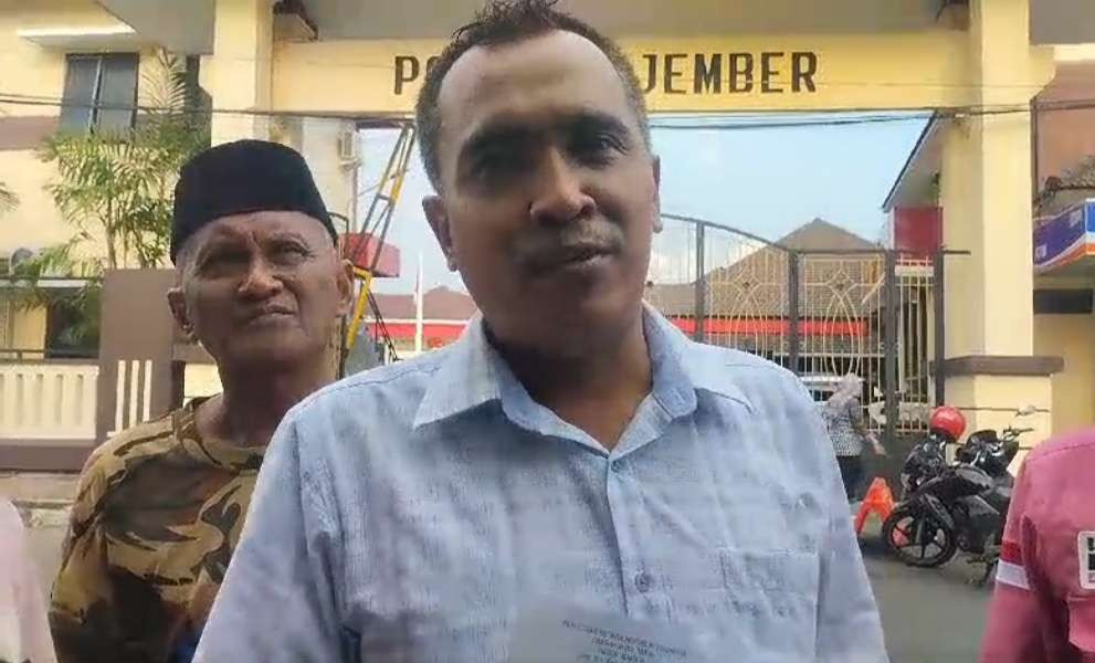 Ketua DPC PBB Jember, Muhammad Dhofir usai membuat laporan polisi di Polres Jember (Foto: Rusdi/Ngopibareng.id)