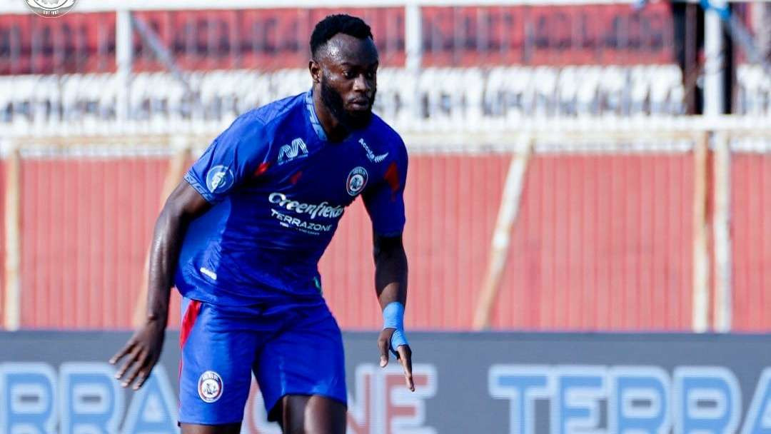 Charles Lokolingoy harus duduk di bench (Foto; Arema FC)