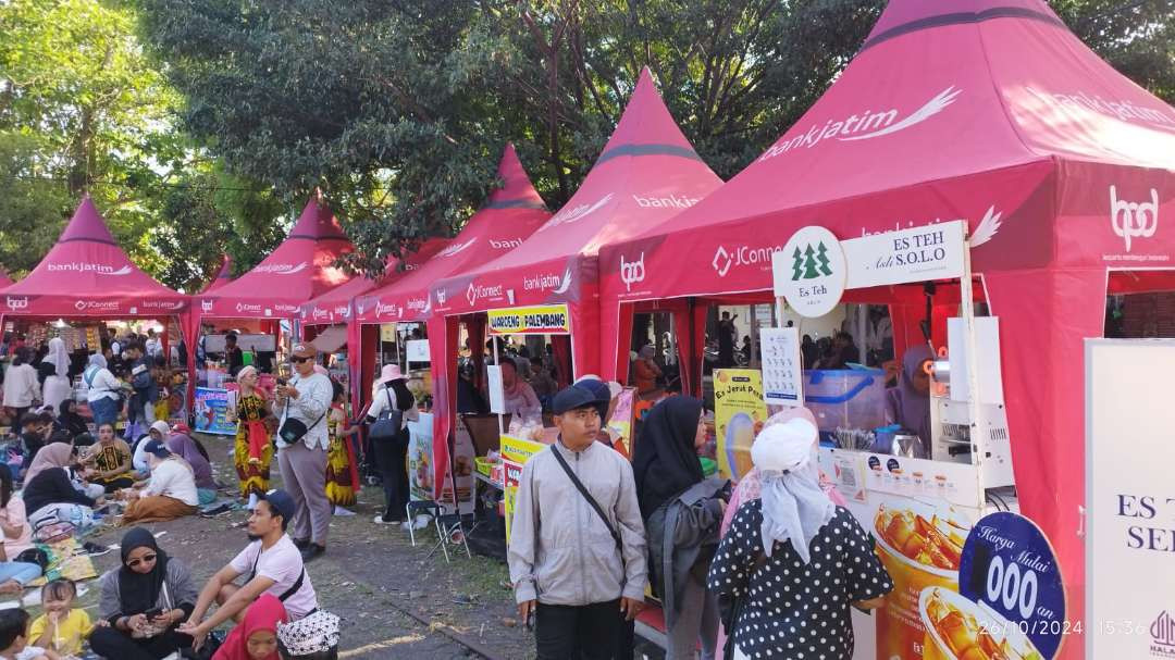 Stand UMKM di sekitar lokasi Gandrung Sewu diserbu pengunjung (Foto: Muh Hujaini/Ngopibareng.id)