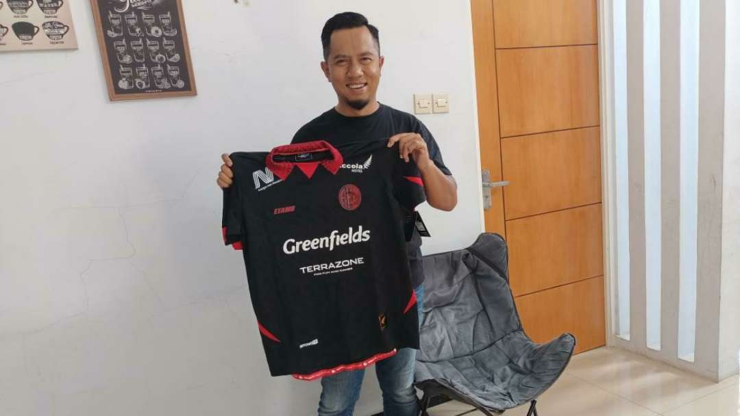 Heri Hermawan memperlihatkan jersey ketiga Arema FC. (Foto: Agung/Ngopibareng.id)