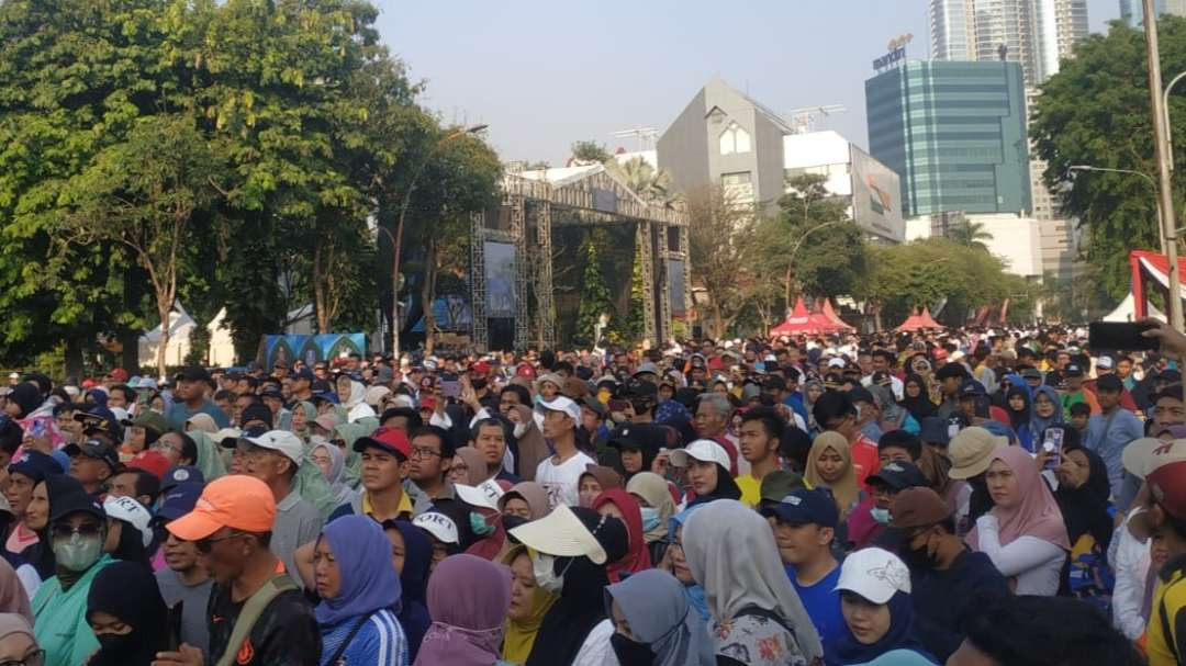 Ribuan masyarakat mengikuti jalan sehat peringatan Hari Santri Nasional di Surabaya, Sabtu 26 Oktober 2024. (Foto: Tangkapan Layar)