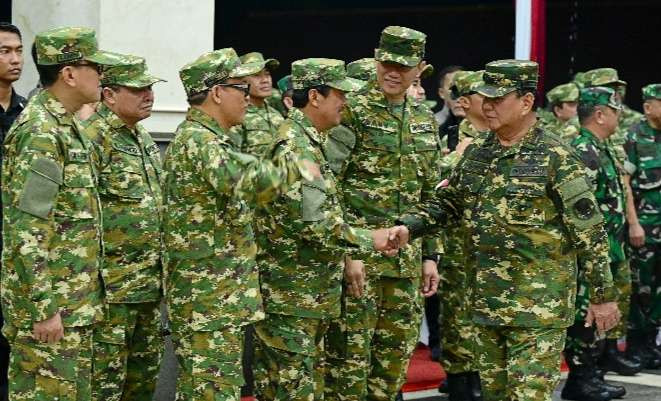 Presiden Prabowo menyalami para menteri  di tengah guyuran hujan (Foto; Setpres)