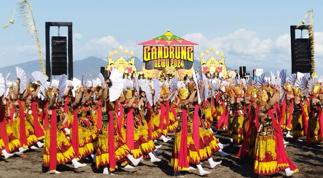 Penampilan tari Gandrung Sewu memukau ribuan penonton yang hadir di Pantai Marina Boom. (Foto: Muh Hujainj/Ngopibareng.id)