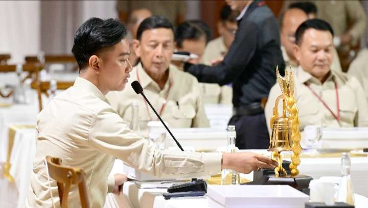 Wakil Presiden Gibran Rakabuming Raka sedang memimpun makasan siang peserta retrat  di Lembah Tidar  Magelang. (Foto: Setwapres)