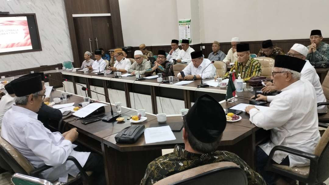 Ketua PWNU Jatim KH Kikin A Hakim saat memimpin rapat di PWNU Jawa Timurdi Surabaya.