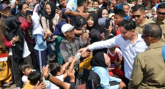 Masyarakat Magelang antisias menyambut kedatangan Wapres Gibran Rakabuming Raka. (Foto: Setwapres)