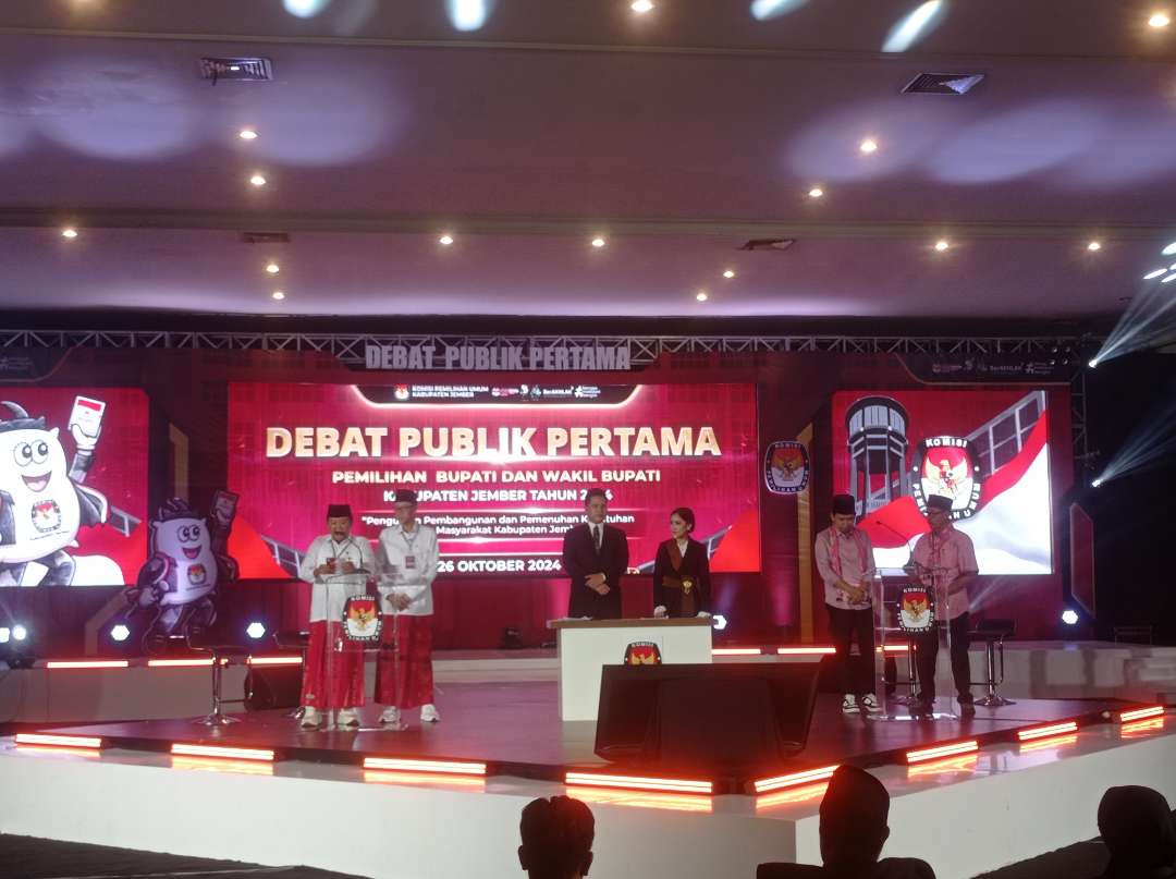 Paslon Bupati dan Wakil Bupati Jember nomor urut 01 dan 02 saat melaksanakan debat publik pertama. (Foto: Rusdi/Ngopibareng.id)