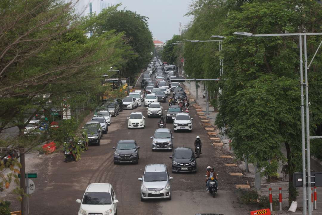 Potret kepadatan di Jalan Raya Mayjend Sungkono Surabaya, yang sedang dalam proses pengerjaan yang dikebut jelang musim penghujan tiba. (Foto: Humas Pemkot Surabaya)