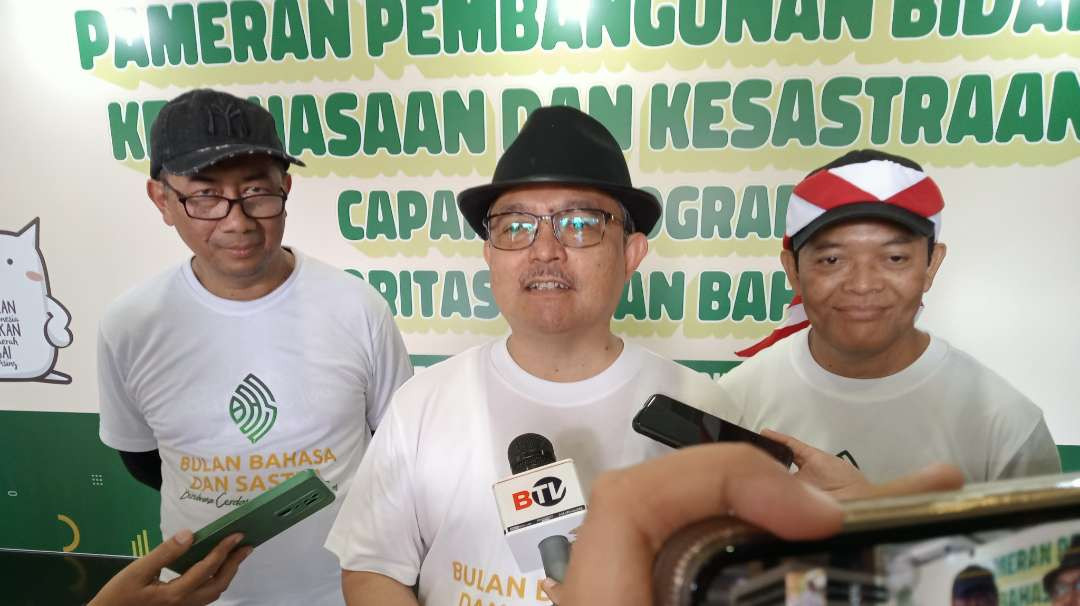 Kepala Badan Pengembangan dan Pembinaan Bahasa Kemendikdasmen, E Aminuddin Aziz (tengah). (Foto: Asmanu Sudarso/Ngopibareng.id)