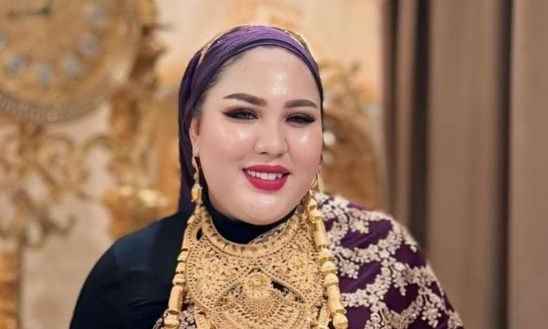 Mira Hayati dijuluki wanita emas karena hobi pakai perhiasan dan tas emas. (Foto: Instagram)