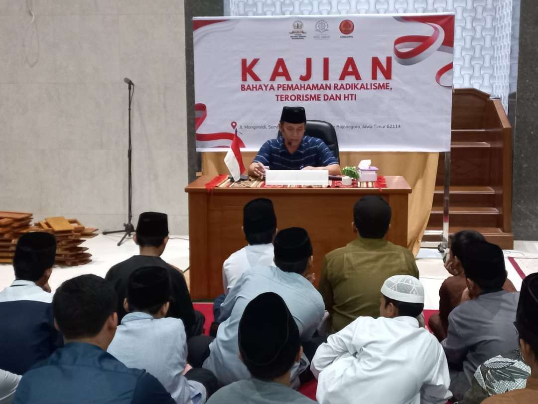 Polres Bojonegoro dan Pesantren Ibnu Abbas menggelar kajian soal bahaya pemahaman radikalisme, terorisme dan Hizbut Tahrir (HTI)  di Ponpes yang berlokasi di Desa Sembung, Kecamatan Kapas, Kabupaten Bojonegoro pada Sabtu 26 Oktober 2024 malam.(Foto: dok. Polres Bojonegoro)