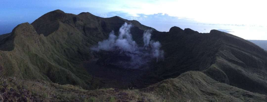 Warga dan wisatawan diimbau menjauh dari radius 4 km kawah Gunung Awu, Kepulauan Sangihe, Sulawesi Utara. (Foto: Kementerian ESDM)