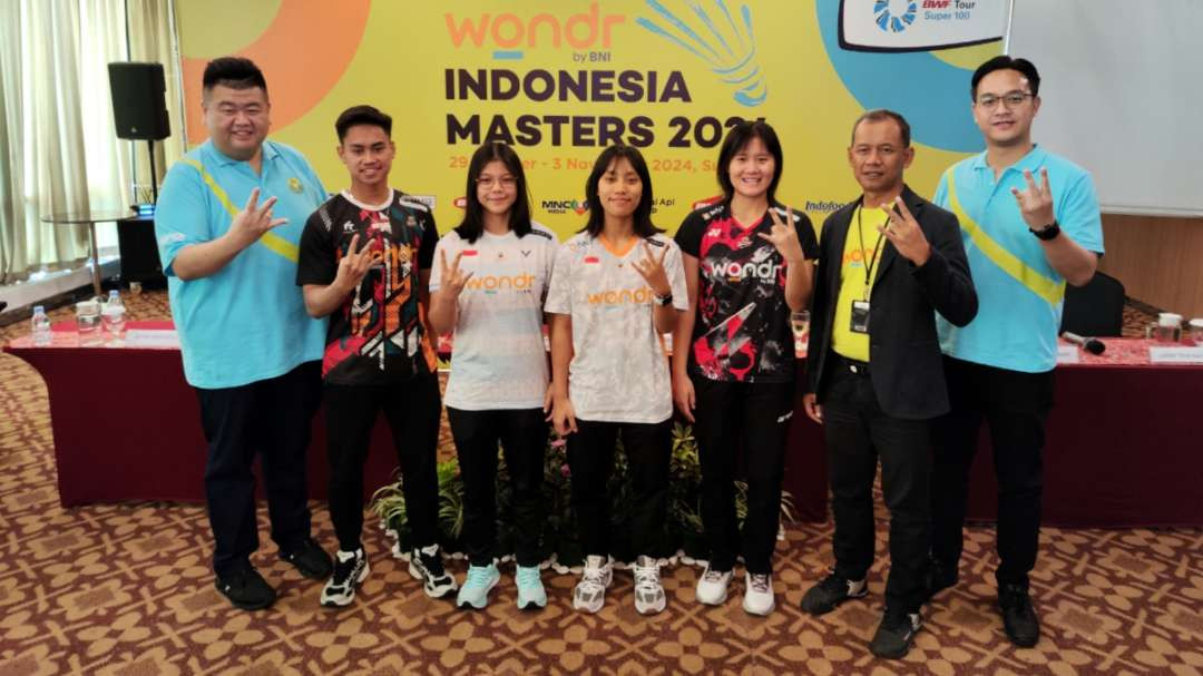 Pemain beserta penyelenggara dalam konferensi pers di Surabaya, Senin 28 Oktober 2024. (Foto: Fariz Yarbo/Ngopibareng.id)