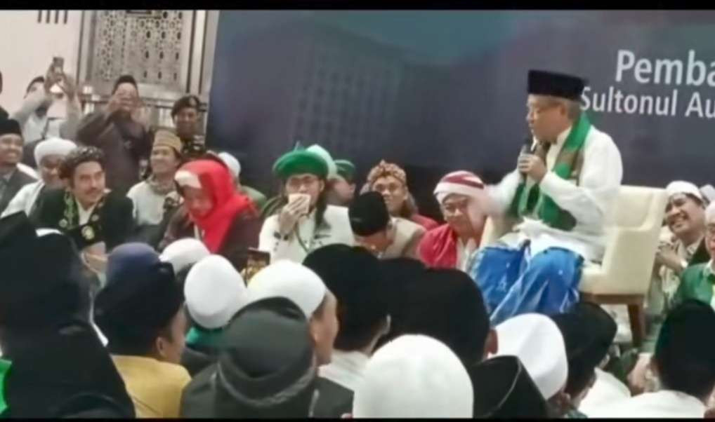 KH Said Aqiel Siroj, Pengasuh Pondok Pesantren Ats-Tsaqolain, Jakarta, di depan jemaah pengajian. (Foto:dok/ngopibareng.id)