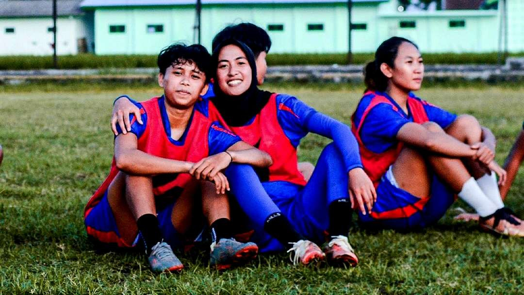 2 penggawa Arema FC Women sedang rehat pasca latihan (Foto: Arema FC Women)