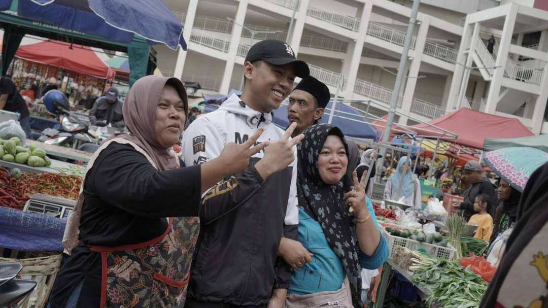 Firhando Gumelar berfoto bersama para pedagang di Pasar Pagi Batu. (Foto: Istimewa)