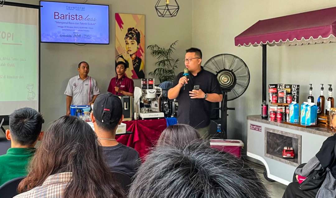 Surya Hadinata saat menyampaikan literasi tentang kopi di Sidoarjo (foto : Aini/Ngopibareng.id)