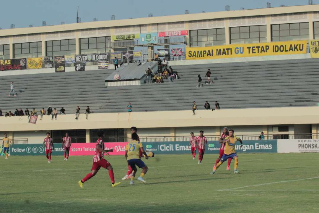 Laga Gresik United melawan Deltras FC di Stadion Tuban Sport Center. (Foto: Istimewa)