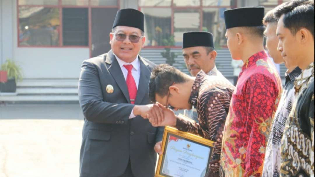 Plt Bupati Malang, Didik Gatot Soebroto menyerahkan penghargaan kepada enam pemuda berprestasi. (Foto: Humas Pemkab Malang)