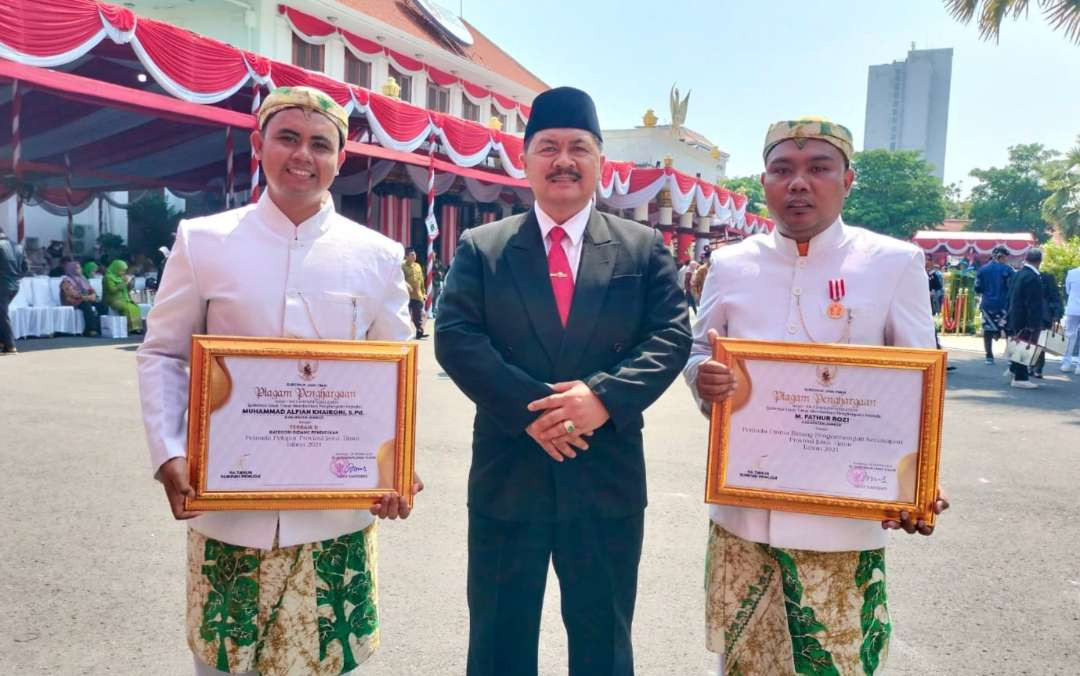 Dua pemuda Jember yang sukses meraih prestasi tingkat Jatim foto bersama dengan Kadispora Jember Edi Budi Susilo (Foto: Dokumentasi Diskominfo Jember)