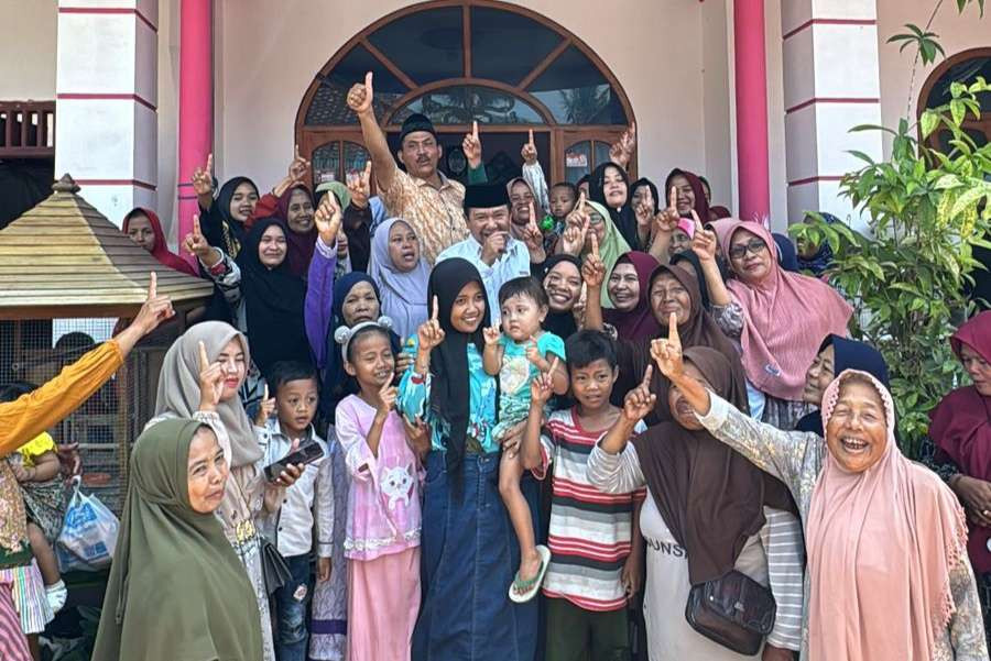 Hendy Siswanto foto bersama warga saat berkegiatan di Silo (Foto: Tim Hendy Siswanto)