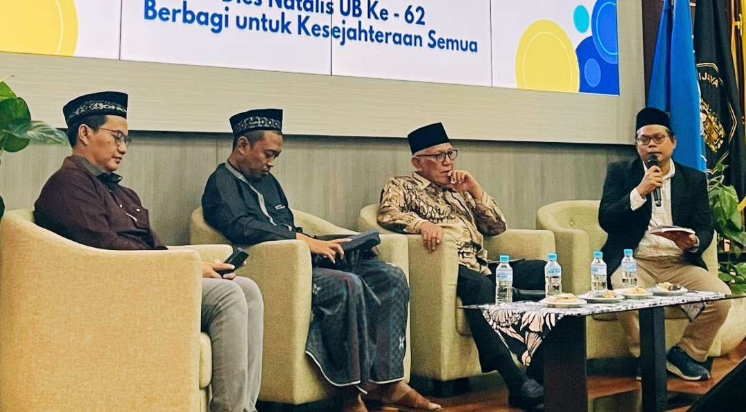 Ngaji Kebangsaan Spirit Resolusi Jih4d di Kampus UB Malang, bersama Ketua PWNU Jatim, Ketua Panitia HSN Gus Dr Wafiyul Ahdi, Rektor UB, Prof Masykuri Unisma, Pak Dosen Dr Fachrizal Afandi. (Foto: adi/ngopibareng.id)
