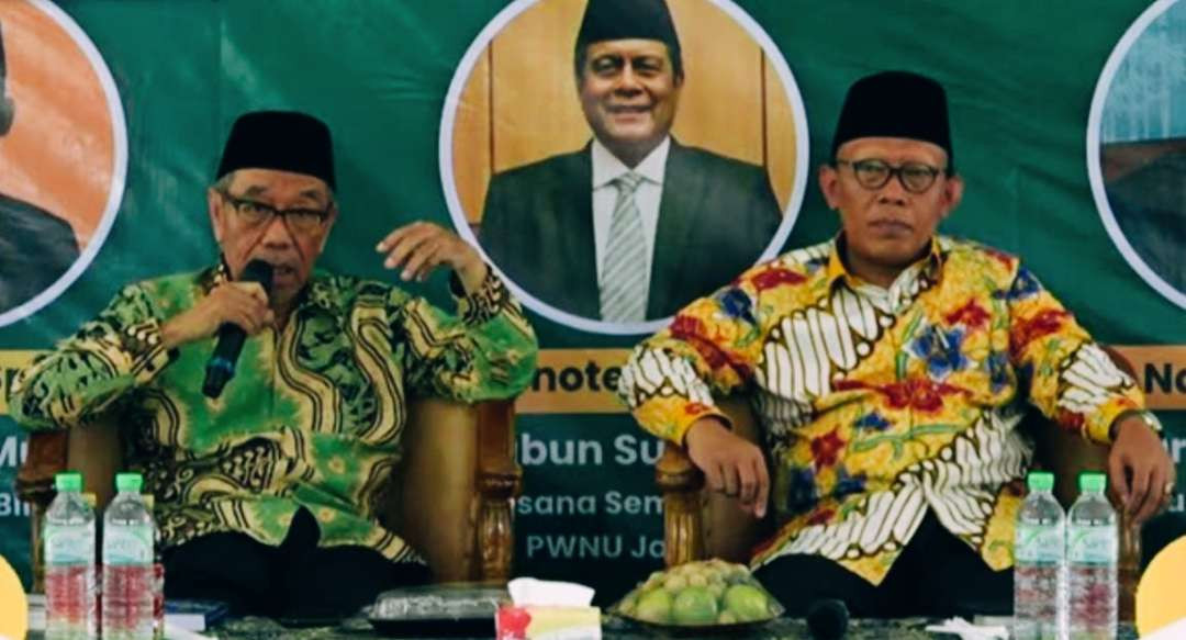 Guru Besar UINSA Prof. Dr. H. Nur Syam bersama Prof Maskuri, bersyukur di Hari Santri Nasional di Blitar. (Foto:kushindwa for ngopibareng.id)