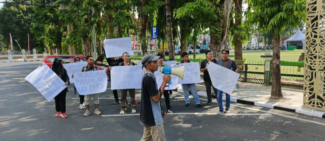 Jurnalis dari pelbagai media menggelar aksi demo di depan Kantor Pemerintah Kabupaten Bojonegoro pada Senin 28 Oktober 2024.(Foto: dok. Aji bojonegoro)