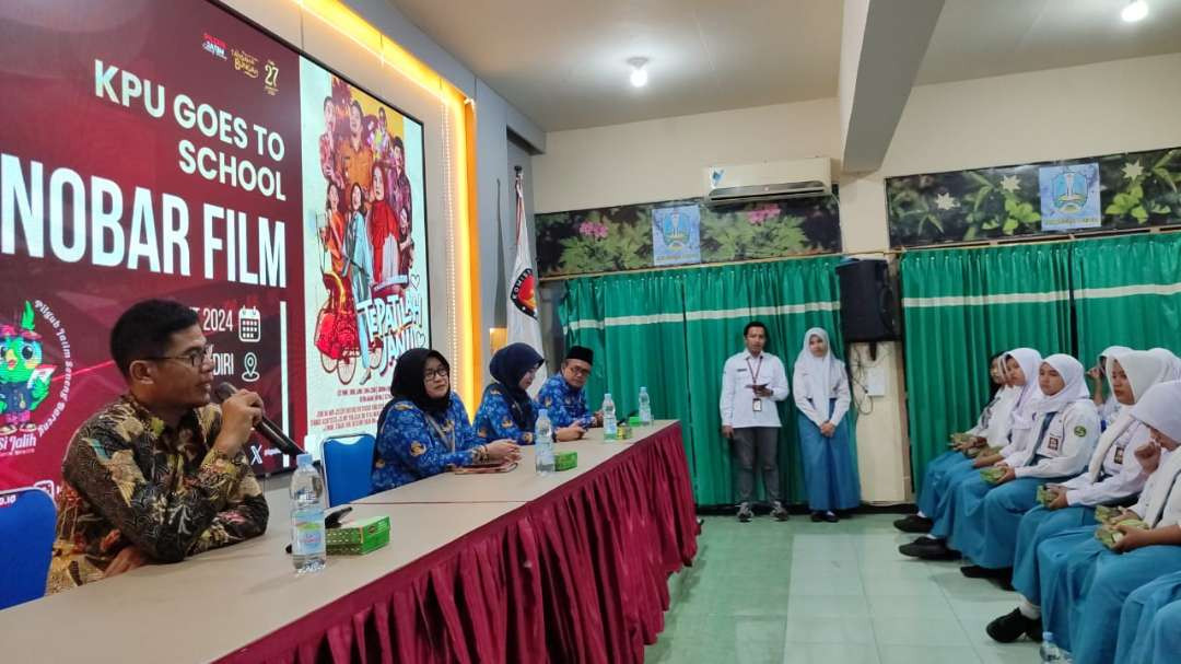 KPU Kota Kediri tingkatkan partisipasi pemilih pemula melalui program KPU Goes To School di SMKN 2 Kediri. (Foto: Fendi Lesmana/Ngopibareng.id)