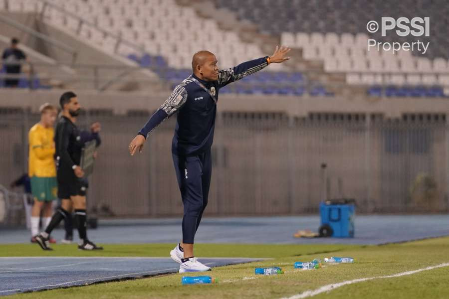 Pelatih Kepala Nova Arianto saat mendampingi Timnas Indonesia U-17 saat lawan Australia di Stadion Abdullah Al-Khalifa Al-Sabah, Kuwait, pada Minggu 27 Oktober 2024.(Foto: pssi)