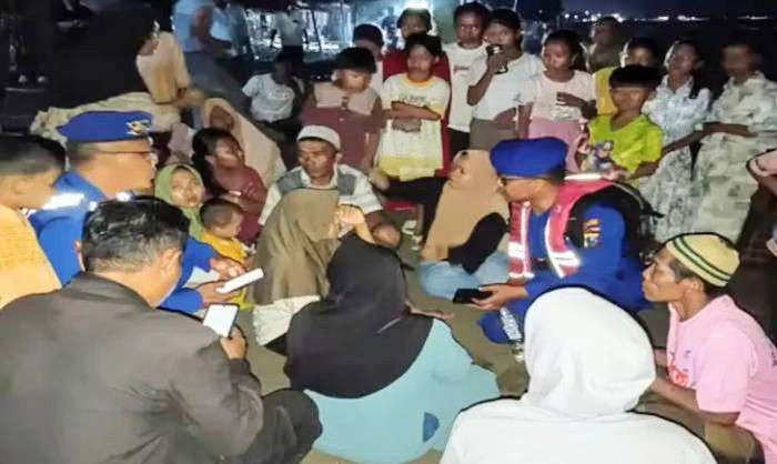 Tim SAR gabungan bersama warga Desa Pesisir Besuki Situbondo menjelang pencarian pelajar SMK asal Bondowoso tenggelam di laut Situbondo, Minggu 27 Oktober 2024 malam.(Foto: BPBD Situbondo)