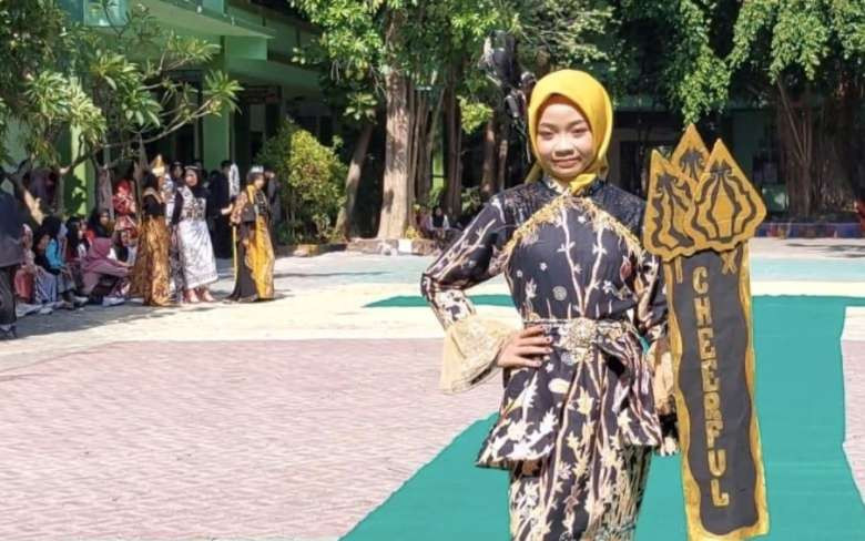 Salah satu siswa SMP Negeri 2 Lamongan saat mengikuti fashion show dengan pakaian adat. (Foto: Istimewa)