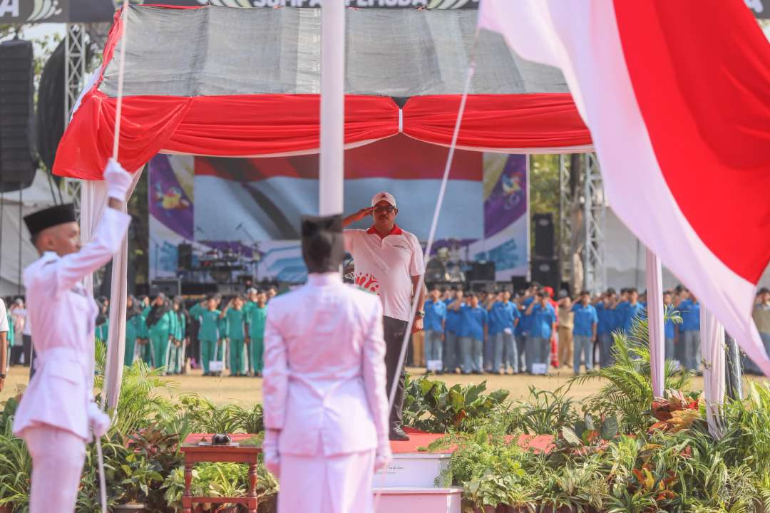 Pj Gubernur Jawa Tengah, Nana Sudjana memimpin upacara Hari Sumpah Pemuda, Senin 28 Oktober 2024. (Foto: Istimewa)