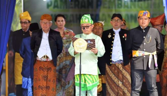 Menteri Pendidikan Dasar dan Menengah (Mendikdasmen) Abdul Mu'ti, pembina upacara Hari Sumpah Pemuda di halaman Kantor Kemendikdasmen mengenakan busana Melayu, Kalimantan Barat. (Foto: Istimewa)