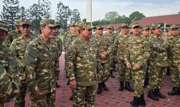 Presiden Prabowo dan Wapres Gibran, ikut latihan baris berbaris, bersama Menteri Kabinet Merah Putih, di Lembah Tidar, Akmil Magelang. (Foto: Setpres )