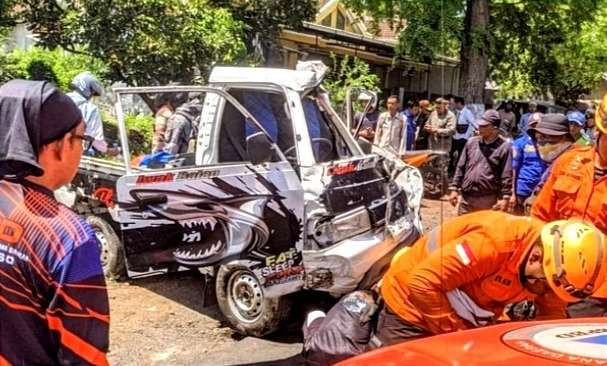 Bodi depan mobil pikap pengangkut ikan di Bondowoso rusak parah dievakuasi dari parit pinggir jalan raya. (Foto: BPBD Bondowoso)