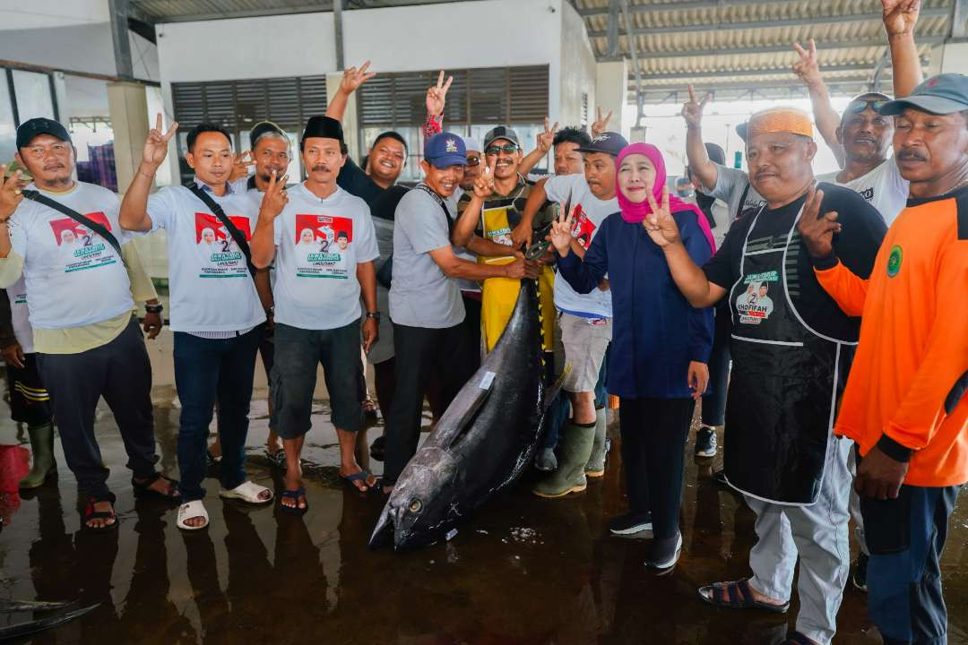 Calon Gubernur Jawa Timur Nomor Urut 2 Khofifah Indar Parawansa menyapa para nelayan di TPI Sendang Biru, Kabupaten Malang, Senin 28 Oktober 2024. (Foto: Istimewa)