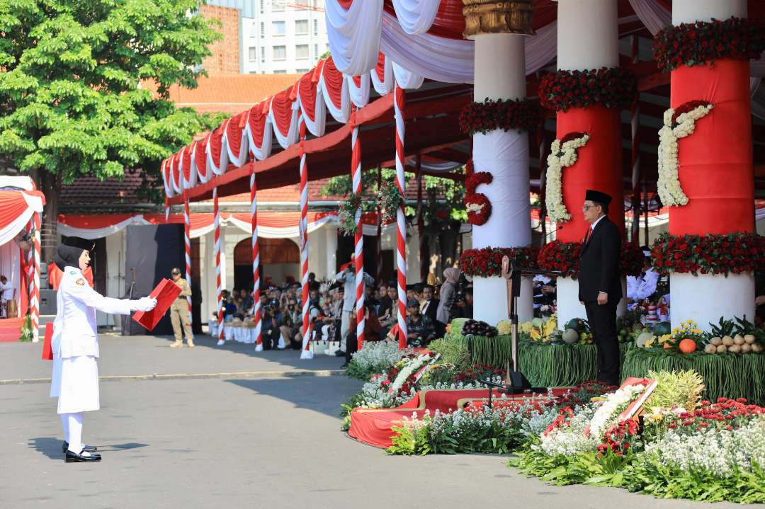 Pj Gubernur Jatim, Adhy Karyono saat memimpin upacara peringatan Hari Sumpah Pemuda ke-96 di Gedung Negara Grahadi, Surabaya, Senin 28 Oktober 2024. (Foto: Istimewa)