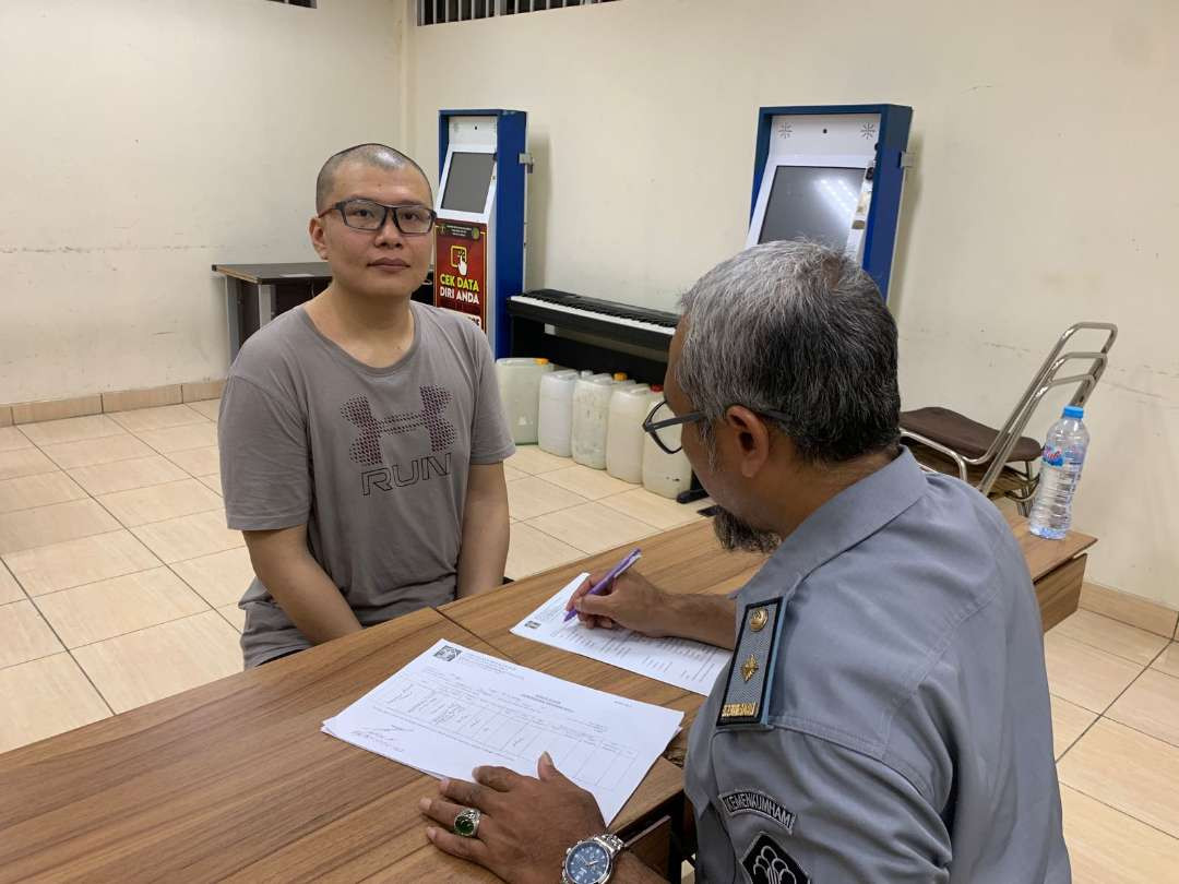 Terpidana kasus penganiayaan dan pembunuhan, Gregorius Ronald Tannur yang rambutnya dicukur habis, saat menjalani masa tahanan di Rutan Kelas I Surabaya di Medaeng, Sidoarjo. (Foto: Humas Kakanwil Kemenkumham Jatim)