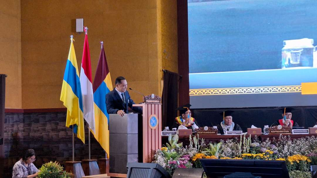 Calon Walikota Surabaya sekaligus petahana Eri Cahyadi saat memaparkan disertasinya dalam ujian sidang doktor terbuka Sekolah Pascasarjana Universitas Airlangga, Senin 28 Oktober 2024. (Foto: Julianus Palermo/Ngopibareng.id)